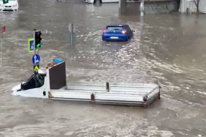 İstanbul'da sağanak yolları göle çevirdi