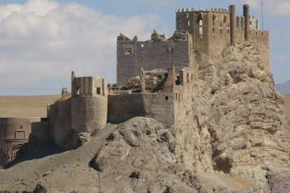 Kartal yuvası görünümlü Hoşap Kalesi turizme açılıyor