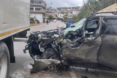 Tırın altına giren kamyonette sıkıştılar