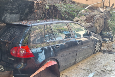İstanbul'da istinat duvarı çöktü: 4 araç hasar gördü