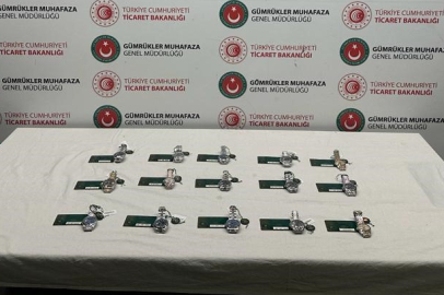 Varis çoraplarından 7 milyon liralık 15 adet kol saati çıktı