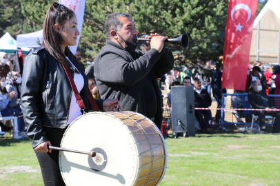 Zurnacı baba ve davulcu kızı düğünlerde davetlileri coşturuyor