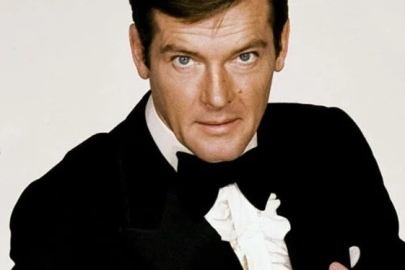 James Bond’u yedi kez canlandıran Roger Moore’un eşyaları satıldı