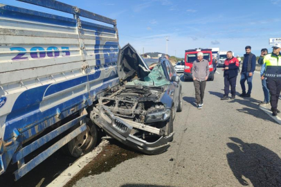 Bursa'da lüks araç, kamyonete çarptı: 2 yaralı