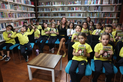 Burcu Bahar  “Atatürk ve Sihirli Gözlük”  kitabını anlattı