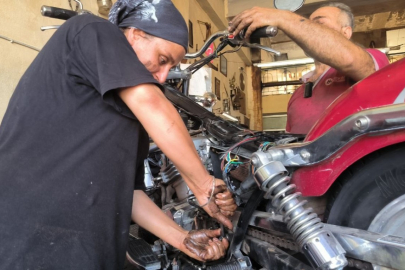 Eşine yardım için gitti, motosiklet tamircisi oldu
