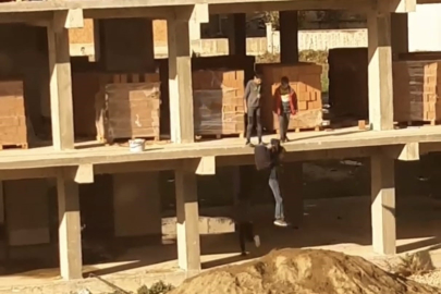 Çocukların inşatta tehlikeli oyunu