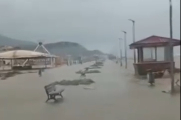 Bursa’da deniz karayla birleşti, yollar göle döndü