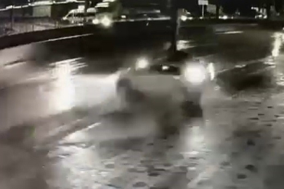 Direğe çarptığı otomobilden fırladı, emekleyerek canını böyle kurtardı