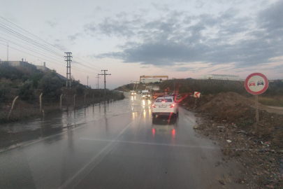 Gemlik’te sel suları yolu kapattı, trafik aksıyor