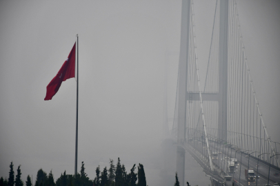 Sis bastırdı, Osmangazi Köprüsü adeta görünmez oldu
