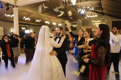 Aşiret düğününde geline takılan altın ve paralar dudak uçuklattı