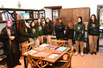 İznik Belediyesi'nin tarih arşivinde liselilerin 'Medresedeyim Projesi'
