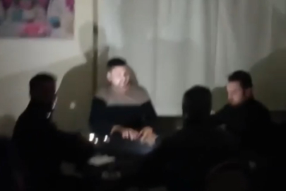 Kıraathanede elektrikler gitti, telefon ışıklarıyla oyuna devam ettiler
