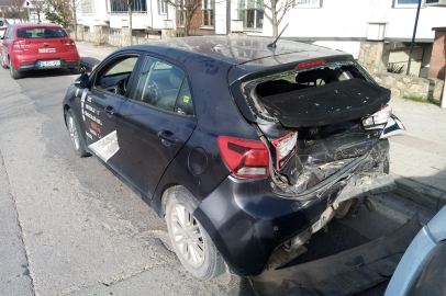 Ehliyet sınavındaki kadının otomobiline kamyonet çarptı: 4 yaralı