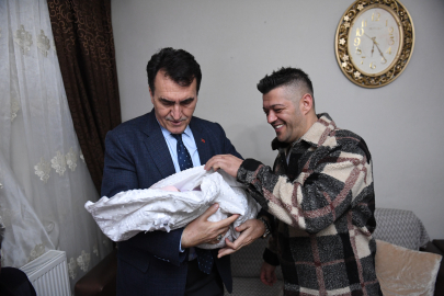 Bebeğin kulağına ilk ezanı Başkan Dündar okudu