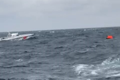 Sahil güvenlik ekipleri batan geminin bulunduğu bölgeyi tarıyor