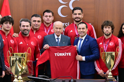 MHP Lideri Bahçeli, şampiyon güreşçileri kabul etti