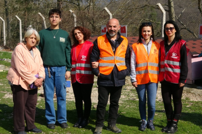Geri dönüşüm atıkları sokak hayvanlarına mama oldu
