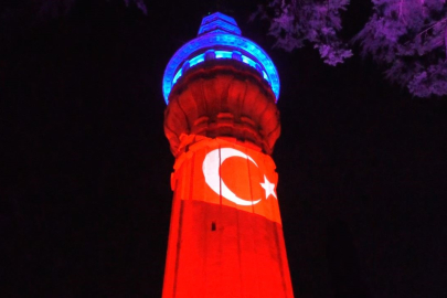 Tarihi Beyazıt Kulesi’ne Türk bayrağı yansıtıldı