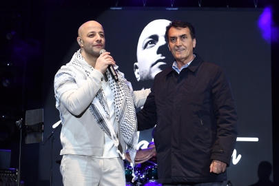Ünlü şarkıcı Maher Zain en güzel ilahilerini Osmangazi Meydanı’nda söyledi