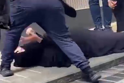 Fatih’te çarşaflı kadın böyle darbedildi, çevredekiler film izler gibi izledi