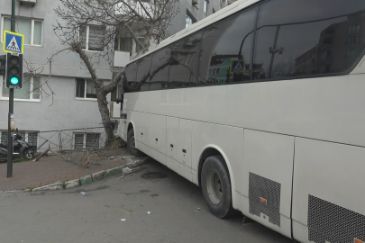 Freni patlayan otobüs önce ağaca ve kamyonete, sonra evin duvarına çarptı