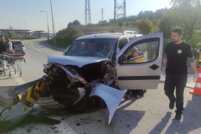 Hafif ticari araç bariyerlere saplandı, araçta sıkışan baba ve oğlunu ekipler kurtardı