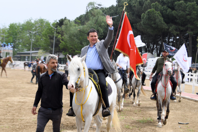 Başkan Aydın, at üstünde halkı selamladı