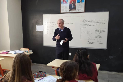 Lisede dehşet: Atılan öğrenci okul müdürünü silahla vurdu!