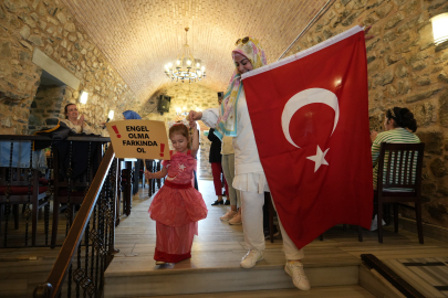 Poşetten kıyafet dikip defile yaptılar