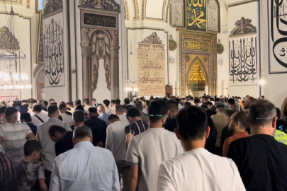 Bursa'da vatandaşlar, bayram namazı için Ulu Cami'ye akın etti