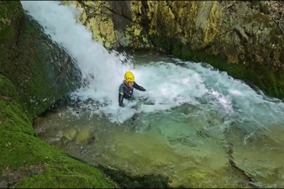 Uludağ'ın şelaleleri buz gibi...