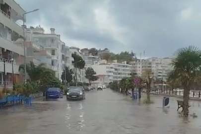 Bursa'da yağan yağmur yolları göle çevirdi