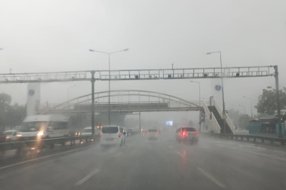 Bursa'da yollar dereye, merdivenler şelaleye döndü