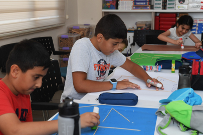 Yaz kurslarında çocuklar eğlenerek öğreniyor