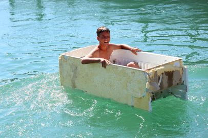 Eski buzdolabını kayık yaptı, sulama kanalına açıldı