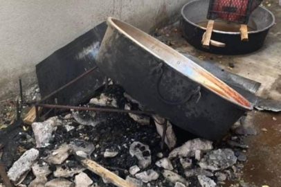 Kaynar salça kazanı devrildi, 4 kişi yaralandı