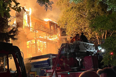 Büyükada’da 2 katlı ahşap bina alev alev yandı
