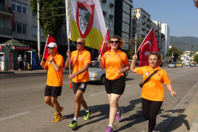 Taksicilere yapılan saldırılara dikkat çekmek için 16 kilometre koştular