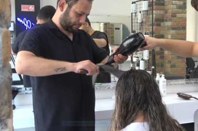 Kanser olan müşterisine destek için kendi saçını da kazıdı