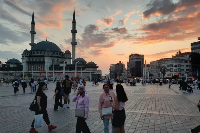 Taksim'de kartpostallık gün batımı manzarası