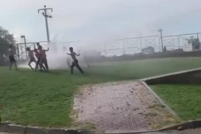 Sıcaktan bunalan çocuklar çareyi sulama aracında buldu