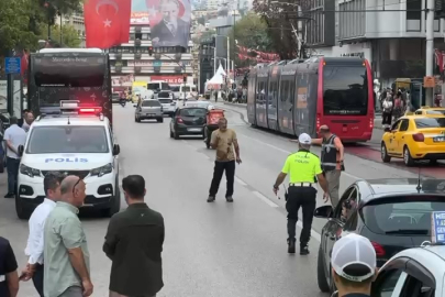 Bursa'nın en işlek caddesinde kendini bıçakladı!