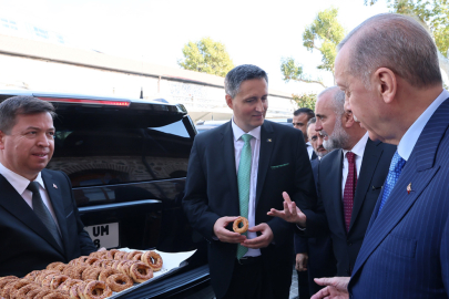 Cumhurbaşkanı Erdoğan’dan gazetecilere kandil simidi ikramı