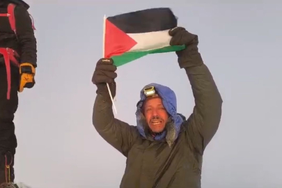 Filistinli genç, Ağrı Dağı zirvesinde gözyaşlarına boğuldu