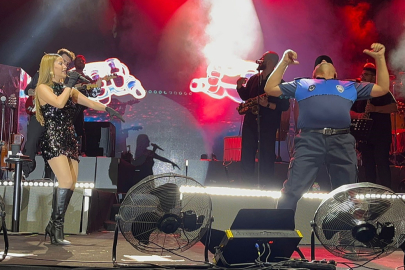 Sanatçı Derya Uluğ’un sahnesine çıkan zabıta: İçim kaynadı, kurtlarımı döktüm