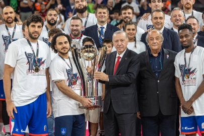 Cumhurbaşkanı Recep Tayyip Erdoğan, A. Efes'e kupasını takdim etti