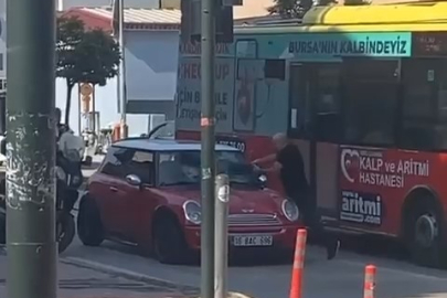 Polislerin ceza yazmasına sinirlendi, aracını parçaladı