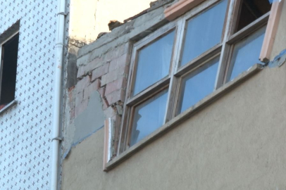 İstanbul'da 3 katlı binada çökme: 3 araç hasar gördü